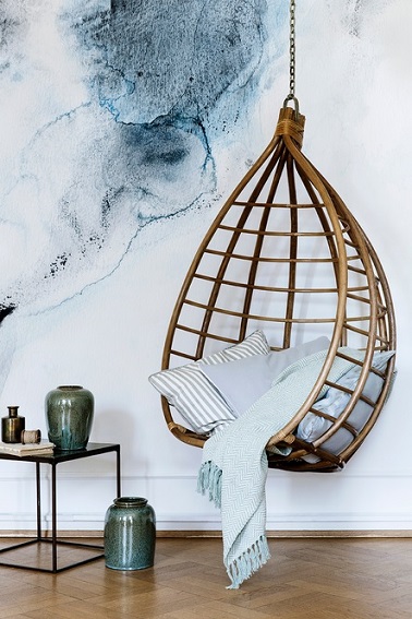 Un fauteuil suspendu en rotin comme un cocon de douceur en rotin Se lover dans un cocon n'est plus une simple expression avec ce fauteuil suspendu en rotin. En forme d’œuf, ce fauteuil est la définition même du mot détente. Aussi bien adapté pour être disposé à l’intérieur qu’à l’extérieur à condition d’avoir un assez grand espace, ce cocon en rotin permet de revisiter l’usage de ce bois exotique l’utilisant dans une toute nouvelle architecture plus moderne. Agrémenté en son cœur par quelques coussins et une couverture bleu clair, ce fauteuil Broste Copenhagen se tient prêt à vous accueillir dans une ambiance scandinave détente.