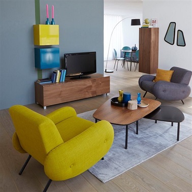 Fauteuil Watford vintage et couleur vive pour un salon tendance Résolument ancré dans la modernité malgré son empreinte marquée par le style déco des années 50, ce fauteuil Watford signé La Redoute se pare de coloris vif pour faire vibrer le salon. De couleur jaune moutarde, ce fauteuil sait pimenter la déco de la pièce tout en apportant le côté vintage très en vogue en ce moment. Sa forme arrondie et ses pieds acier finition époxy noir rajoutent de l’effet à ce meuble parfait pour les amateurs de style déco old school ! La Redoute – fauteuil Watford – 332,25 euros.