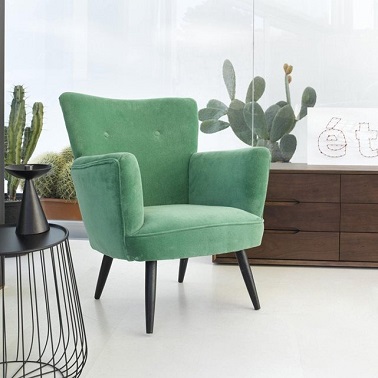 Fauteuil William vert pomme frais au look printanier de la marque am.pm / La Redoute Les années 50 reviennent sur le devant de la scène déco avec ce magnifique fauteuil William de marque AM.PM ! Le design so fifties de ce siège souligne élégamment la couleur vert pomme audacieuse du revêtement. Un coloris qui permet de donner du pep’s à une pièce moderne ou classique mais également de faire respirer toute la déco environnante. Un vent de fraicheur décoratif idéal pour mettre votre salon au diapason avec le printemps verdoyant ! La Redoute AM.PM– Fauteuil William – 489 euros.