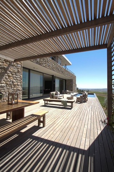 Une terrasse de rêve toute de bois vêtue Dominant un paysage de rêve cette terrasse opte pour revêtement de sol et un pergola en bois. Inclue dans cette déco de bois exotique, une piscine sublime le cachet de cet espace extérieur d’exception.