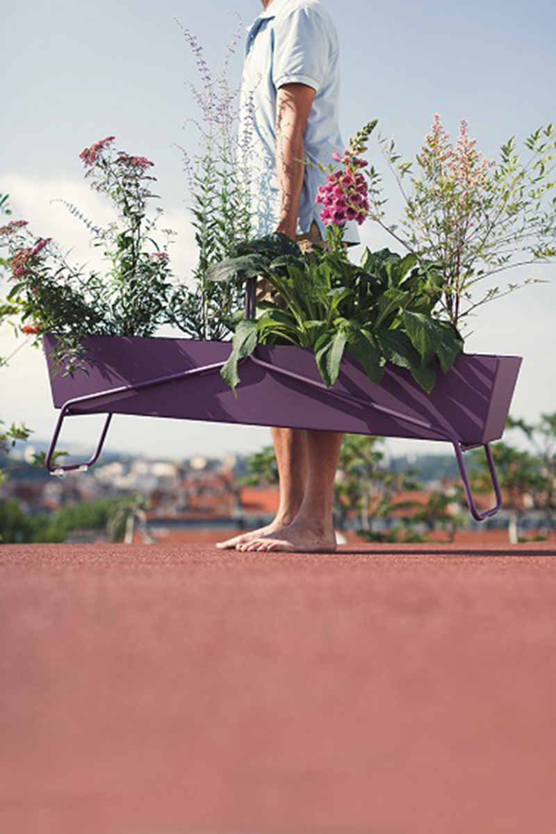 Un design original et une couleur vive pleine de peps, voilà le parti pris de Fermob avec son élégante jardinière Basket. N’oubliant pas d’être fonctionnelle, cette jardinière dispose d’un système d’évacuation d’eau à toute épreuve. De quoi mettre vos plantes en valeur dans une jardinière hors du commun à l’esthétique moderne et aux couleurs éclatantes ! ©Crédit Photo : Stéphane Rambaud.