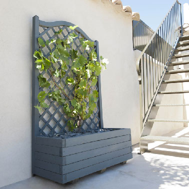 Jardinière en bois avec treillis gris Castorama Sur le balcon ou les emplacements difficiles dans le jardin, la jardinière en bois avec treillis intégré résout les problèmes lorsqu’une claustra ne peut être installée ou lorsque l’on veut se dispenser de percer le mur pour fixer le treillis. En bois naturel ou peint cette jardinière treillis en pin, dim : l.90 x p.40 x h.140 cm prix : 49.99 € de chez Castorama est prête à assembler et une bâche de protection pour le bac est également fournie.