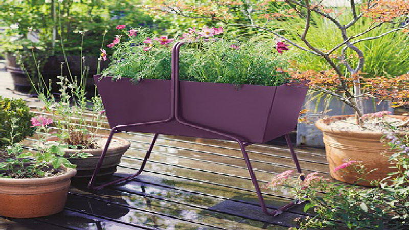 Les beaux jours vont en voir de toutes les couleurs avec les jardinières sur le balcon. Design revisité avec des bacs à fleur en fer ou fibre aux couleurs contemporaines, jardinière treillis en bois, pour aménager une décoration de balcon et terrasse pour un printemps et été fleuris