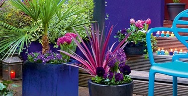 Des jardinières bleu électrique pour apporter un air d'Orient à l'extérieur Une touche d'orient vient investir la terrasse grâce à ces jardinières ! Métalliques et peints en bleu électrique, ces pots permettent de réveiller tout l’espace extérieur. Agrémentées de plantes exotiques, ces jardinières sont décidement faites pour ceux qui rêvent de voyages et d’horizons lointains. Au style oriental ces bacs végétaux apportent un air de médina à l’extérieur de la maison, un rayon de soleil pour sublimer le tout est il n’y a plus qu’à profiter ! Photo : Truffaut