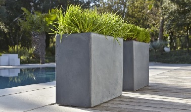 Ces deux grandes jardinières grises et modernes s’inscrivent parfaitement dans la tendance ! Géométriques et linéaires, l’esthétique de ces supports floraux est très fin ce qui permet de casser le côté massif de leur envergure. Faites en fibre, ces jardinières sont extrêmement légères contrairement aux apparences. Un atout pour aménager facilement son extérieur dans une ambiance contemporaine. Photo : Leroy Merlin