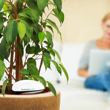 Le Plant Sensor 2 "Indoor" by Koubachi promet de garder vos plantes en bonne santé Un design épuré et blanc moderne qui se fond dans le pot de votre plante et ce gadget de jardinage pourrait bien devenir un indispensable. Sa technologie en WiFi permet de rester connecté avec les besoins de sa plante en quasi permanence. Luminosité, humidité et besoin d’engrais, rien ne sera laissé au hasard et toutes ces informations seront envoyées en notifications à votre smartphone. Une bonne façon de veiller à la bonne santé de vos plantes tout au long de la journée !