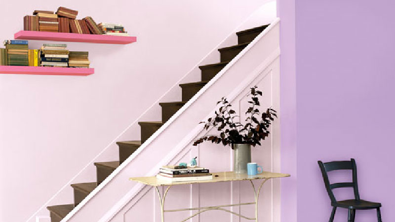 Le parme, une couleur peinture salon, chambre et cuisine idéale pour une décoration maison où l'ambiance soit zen soit pep's est recherchée. La différence se fait par les couleurs avec lesquelles le parme est associé. La couleur parme avec une peinture grise, lin ou blanc crée une décoration de maison design et zen avec des meubles bois