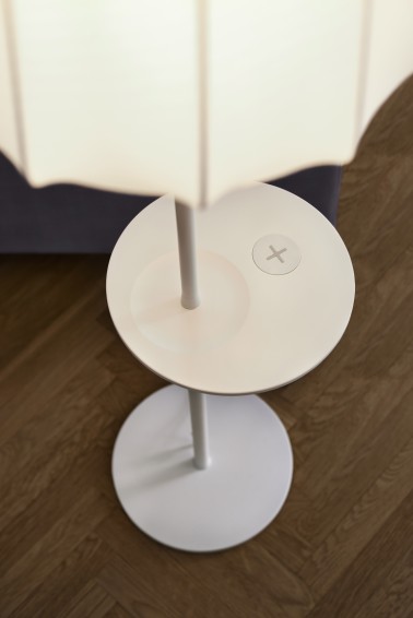 Quelle idée lumineuse que de proposer une recharge sans fil sur une lampe d'appoint ! Un socle discret se fondant parfaitement dans le design épuré du meuble et le tour est joué, facile d'être connecté avec IKEA.