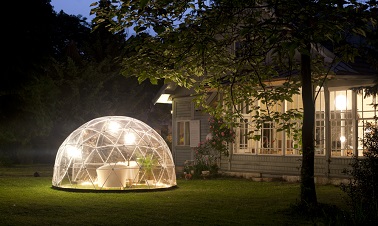 Le Garden Igloo de nuit est un véritable havre de sérénité pour profiter de la vie nocturne du jardin Le Garden Igloo n’est pas un objet de jour uniquement ! La nuit, cette sphère recouverte de sa toile en PVC peut aussi bien se transformer en romantique salle à manger à la belle étoile. Quelques lumières pour l’éclairer et cet igloo permet d’y prolonger son moment détente même une fois la nuit tombée. Et parce que l’isolation de cette bulle est optimale, vous ne redouterez ni la pluie ni le vent. Mieux, si vous avez un peu froid, vous pourrez également y installer un radiateur sans craindre le moindre problème.