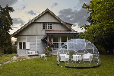 Parce que l’on n’est jamais à l’abri d’une averse d’été subite ou d’une journée de printemps nuageuse, le Garden Igloo est votre meilleur allié pour ne pas renoncer à mettre le nez dehors. Très utile pour créer un salon d’hiver dans le jardin, cette sphère de 10m² vous permet d’y installer un véritable mobilier tables et chaises par exemple de préférence moderne pour coller avec le style de ce dôme transparent .