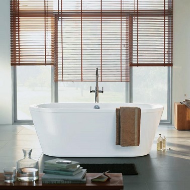 Une baignoire style simple et zen pour une salle de bain détente Pas la peine de chercher plus détente que cette baignoire îlot ! Simple dans son esthétique, elle s'intègre parfaitement à tous les styles de salles d’eau mais plus particulièrement à une salle de bain zen. La preuve dans cette pièce d’eau où les touches de déco bois subliment cette baignoire centrale et en font un véritable lieu de relaxation dans lequel on rêverait de plonger la tête la première. Sa forme géométrique entre ovale et rectangle donne un design épuré et très tendance.