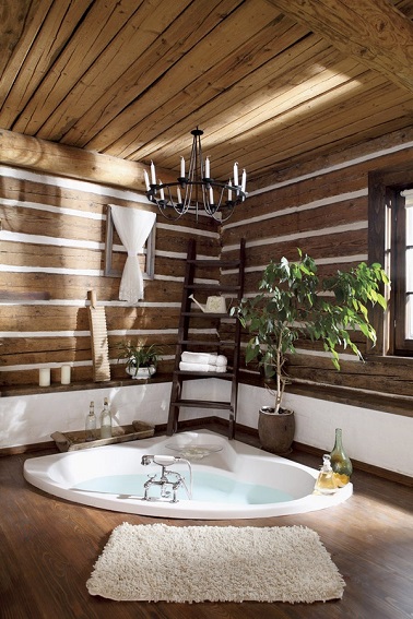 Tel un spa de luxe, cette salle de bain en bois aménagée autour d’une baignoire à remous encastrée dans le sol en parquet accentue l’effet chaleureux du bois avec les larges planches qui laissent entrevoir les murs blancs 