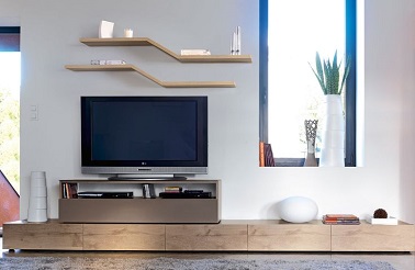 Une déco zen habite ce salon habillé par un meuble TV Gautier Idéal pour un salon cocooning, ce meuble T.V Gautier en chêne clair permet de créer une ambiance nature dans la pièce à vivre. En plus de son design moderne et épuré, ce meuble propose de nombreux rangements. Plusieurs tiroirs composent le socle en bois pendant que des niches de rangements le surplombent. Agrémentée avec des meubles finition chêne clair comme une étagère murale asymétrique, la déco du salon revêt alors son habit le plus zen !