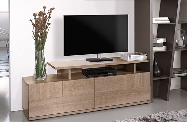 L'élégance à l'état brut émane de ce meuble TV Gautier. Surélevant la télévision grâce à un plateau, ce meuble permet de souligner l’ambiance sereine et pure de la déco ambiance détente. Venant créer un contraste délicat avec le mur peint en blanc, ce meuble à la fois discret et remarquable permet de ranger derrière les deux grandes portes de multiples objets que cela soit des livres, des DVD ou encore des box internet qui ternissent souvent la déco d’un salon lorsqu’ils sont exposés à la vue. Plein de reliefs, ce meuble conçu et commercialisé par Gautier n’est autre qu’une promesse de beauté et de raffinement pour le salon.  Collection Brem by Gautier