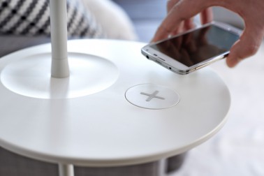 Home Smart la gamme de meubles connectés lancée par Ikea pour recharger ses appareils technologiques Une petite galette contenant un chargeur, voilà l'idée d'Ikea qui commercialisera dès mi-avril une gamme de meubles 2.0. Au design épuré ces meubles devraient très rapidement gagner vos intérieurs !