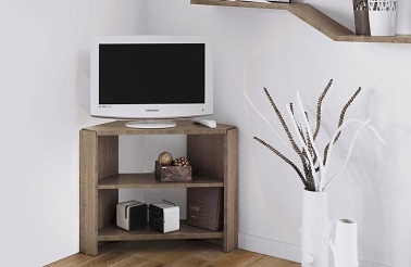 Un petit meuble TV d'angle parfait pour les petits salons Les petits appartements ont enfin trouvé une alternative pour poser la télévision sans rogner l’espace de la pièce principale ! Pour preuve ce petit meuble d’angle bois signé Gautier doté de minis étagères qui permet de supporter la télévision et de ranger sans empiéter sur le reste de la pièce. Parfait pour les salons exigus, ce meuble peut également être une bonne idée s’il est disposé près du lit pour pouvoir pianoter confortablement sur son ordinateur sans sortir de l’édredon. Collection Mervent - Gautier
