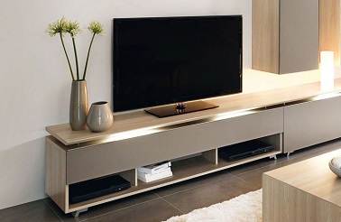 Meuble TV taupe clair design simple et modernité au top by Gautier De couleur taupe tendance et imitation chêne clair, ce meuble TV Gautier sur pieds entre dans la tendance des meubles minimalistes et épurés. Son design simple sans excentricité lui permet de s’adapter à plusieurs ambiances et se fond idéalement dans une déco délicate et raffinée. Moderne, ce meuble TV est composé de plusieurs rangement niches qui lui permettent de se rendre pratique tout en misant sur un esthétisme soigné signé Gautier. Collection Artigo