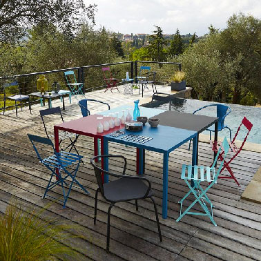 Les tables Choe de La Redoute colorée et vives parfaites pour l'été Peu onéreux, design et frais, le mobilier Choe de La Redoute a décidément tout pour plaire. Au design simple et matière acier, elle offre une grande flexibilité dans l’aménagement de l’espace. Associez plusieurs tables Choe de différentes couleurs et offrez vous un vrai espace extérieur convivial et gai à souhait ! La Redoute – Table en métal coloré Choe (disponible en bleu, rose, turquoise et noir) Prix : 19 euros l’unité.