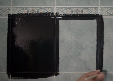 Rien de plus facile que de repeindre le carrelage de la salle de bain : La peinture s'applique au pinceau puis rouleau directement sur le carrelage après un dégraissage à l'acétone 