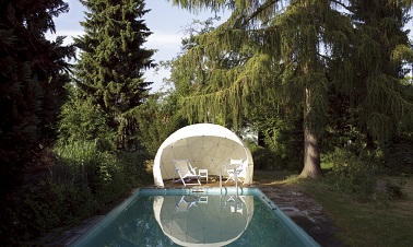 Comme abri de jardin le Garden Igloo sait se rendre élégant et pratique Se prélasser au bord de la piscine demande souvent de bouger le transat à l’ombre pour ne pas attraper une vilaine insolation. Avec le Garden Igloo plus besoin de se soucier de la recherche de fraîcheur. Au printemps ou en été, le dôme une fois recouvert de sa toile beige spéciale ombrage permet de former un abri élégant près de la piscine où il fait bon se laisser bercer par le doux refrain du farniente !