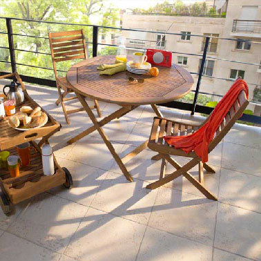Un petit aménagement extérieur en bois pour les balcons exigus by Castorama Qui a dit qu’on ne pouvait pas s’offrir un mobilier de jardin quand on a un petit appartement ! Cet ensemble de mobilier d’extérieur en bois relève le défi de meubler avec goût et sobriété les petites surfaces extérieures. Vous n’aurez alors plus d’excuse pour ne pas profiter pleinement de votre balcon ! Castorama - Ensemble salon de détente 2 chaises et une table ronde à 199 euros.