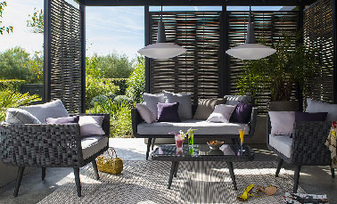 Style contemporain dans ce salon détente d'extérieur très moderne Castorama Jusqu’ici vous croyiez qu’aucun meuble d’extérieur ne pouvait remplacer le confort du canapé du salon ? Ce salon de jardin signé Castorama est là pour vous prouvez le contraire. Au style contemporain, le mobilier effet rotin tressé noir se pare de coussins épais confortables gris clair donnant à tout l'extérieur un effet cosy comme jamais ! Prix table basse en acacia et verre trempé : 129 euros.