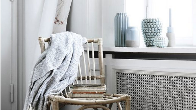 Le rotin revient en force dans la tendance déco de nos maison. Chaises, fauteuils à poser ou suspendus en rotin assurent une ambiance déco style scandinave que l’on adore. En plus de ses meubles, la marque Broste Copenhagen complète son offre avec des bougies et lanternes idéales pour l’intérieur et le jardin