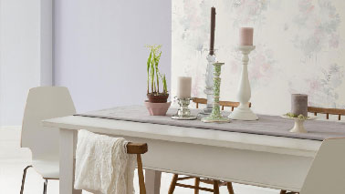 Romantique la couleur parme pour la peinture du salon La couleur parme a un pouvoir magique sur l'ambiance du salon lors d'une association peinture avec la teinte lin. Pour une ambiance feutrée on n'hésite pas à positionner une peinture parme avec un papier peint à motifs sur fond lin. Pour une déco en total look, repeindre la table de salle à manger en lin souligné d'un chemin de table parme. Peinture Dulux Valentine