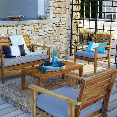 Un mobilier acacia doux et chaleureux pour créer un coin salon de jardin convivial La Redoute A prix vraiment accessible, ce salon de jardin en acacia est une valeur sure ! la chaleur de ce bois se marie à merveille avec les assises coussins gris bleuté qui lui donne un côté plus moderne et confortable. La couleur dorée du mobilier illumine la terrasse et donne un réel aspect estival à tout l’extérieur. La Redoute – Salon de jardin acacia massif prix : 359,50 euros.
