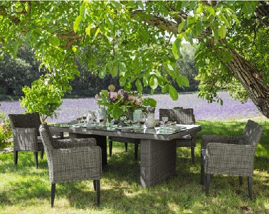 Ambiance champêtre élégante avec ce salon de jardin en résine gris by Maison Du Monde Idéal pour les grands espaces de verdure, ce salon de jardin en résine de chez Maison du Monde n’hésite pas à jouer la carte champêtre. De part son revêtement résine, ce mobilier de jardin résiste aux rayons du soleil même en été. Le design simple et la couleur gris de ce salon de jardin offre la modernité pendant que les coussins clairs apportent la note de fraîcheur et de confort. Maison Du Monde – Fauteuil en résine tressée et coussins gris clair à 169,90 euros.