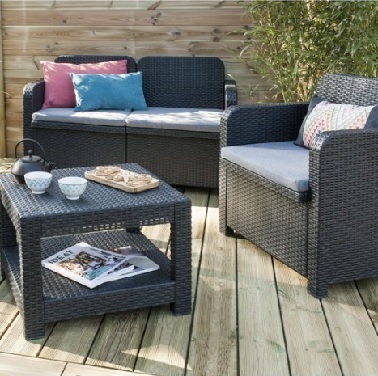 Un basique de l'aménagement d'extérieur avec ce salon de jardin en résine LeroyMerlin Cet ensemble de mobilier pour salon de jardin mise sur un look intemporel et subtil. Gris anthracite, il permet de souligner l’aspect moderne de l’extérieur tout en ne négligeant pas le confort grâce à ses assises coussins confort clairs. En résine injectée, ces meubles de jardin se révèlent être très résistants et robustes pour vous assurer une tenue longue durée quelque soit le temps. Ajoutez quelques petits coussins de couleur pour égayer le tout et vous obtiendrez un salon de jardin looké à prix tendre ! Leroy Merlin – Ensemble salon de jardin 2 fauteuils, 1 canapé deux places et table basse à 159 euros.