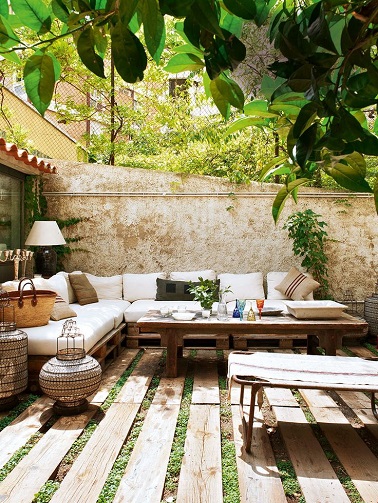 Esprit brut et récup sur la terrasse en bois Une terrasse qui mise sur le bois de récup pour faire sa déco cocooning. Au sol de larges planches de bois reprennent le style brut du salon de jardin en palette