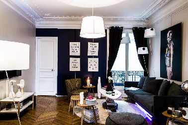 salon de l'appartement showroom de Ticolas L’audace que l’on retrouve dans le concept store Ticolas est rafraichissante. Des meubles très différents s’associent et donnent naissance à un espace original où il fait bon vivre. Dehors le snobisme l’essentiel ici c’est l’art.