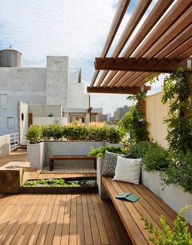 Un air de campagne avec ce toit-terrasse bois et plantes Une terrasse en bois juchée sur les toits qui mise sur le teck en total look pour planter le décor. Sol, et large banc aménagés avec les mêmes lames de teck clair répondent au mini auvent fait de poutres bicolore