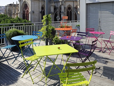 Des tables et chaises de jardin Bistro colorées, remises au goût du jour et faciles à ranger - Fermob Il y en a pour tous les goûts avec les meubles de la Collection Bistro ! De toutes les couleurs, les tables Bistro se déclinent aussi dans plusieurs formes. Carrées, rectangulaires ou bien rondes, leur géométrie variable permet de pouvoir les assembler les unes avec les autres et donc de pouvoir choisir la taille de la tablée qui convient selon le nombre de convives. Et ne craignez pas qu’un grand nombre de tables Bistro viennent vous encombrer l’espace ! Alors que certaines tables s'empilent dans un coin dès la fin du repas, les tables Bistro, elles, se plient et se rangent sans problème. Une raison de plus pour les adopter sans modération ! Fermob – Collection Bistro