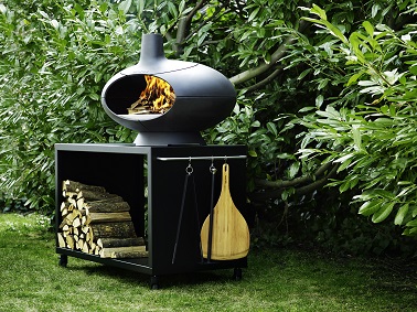 Un four à bois ovale original et unique en son genre Indépendant du support, ce four à bois se pose sur un meuble spécial créant un coin barbecue unique et contemporain ! Barbecue and Co - Forno by Morso