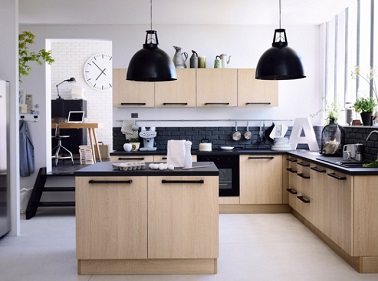 Petite cuisine fermée avec mini îlot central Fly Une petite cuisine peut aussi s’offrir un îlot centra. En bois clair et plan de travail noir il est peu encombrant et permet même de gagner de la place grâce à son placard intérieur.