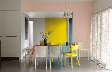 Une peinture rose poudré pour décorer la salle à manger Une peinture rose poudré avec du jaune, une idée couleur tendance & originale pour repeindre la salle à manger.