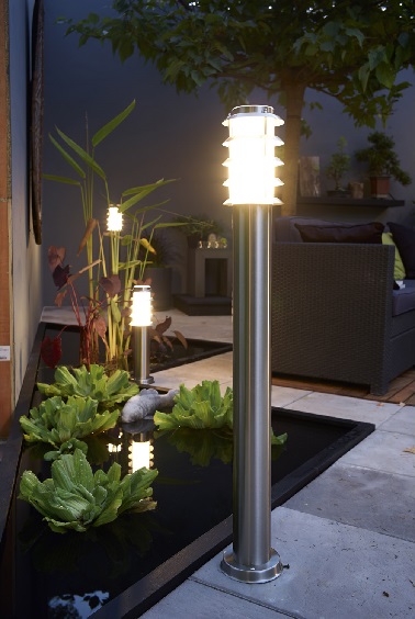 Des potelets lumineux design pour embellir et éclairer le jardin, la terrasse ou même le tour de la piscine. Parfaits pour diffuser la lumière extérieure dans un large rayon, ces potelets en inox ont absolument tout pour faire de votre terrasse ou de votre jardin un endroit unique et sublime. Indispensablement plantés dans la terre puisque nécessitant un raccord électrique, ces potelets permettent de délimiter un véritable chemin de lumière. Etanches et ne craignant pas les éclaboussures, ces lumières extérieures peuvent se disposer autour de la piscine sans aucun danger. Un atout de plus pour ces lumières d’extérieur élégantes à souhait. Leroy Merlin - Potelet extérieur Miami, E27, inox, INSPIRE Prix : 44,90 l’unité.