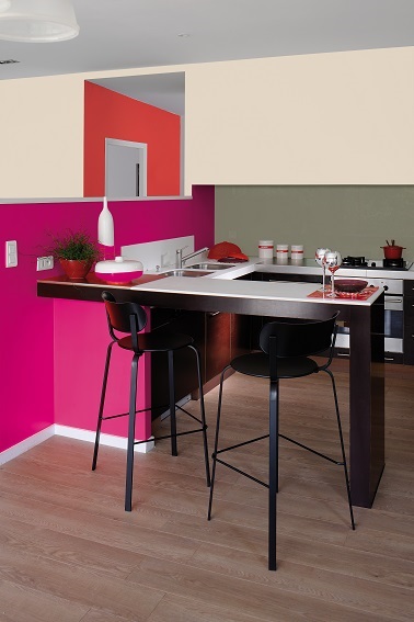 Laissez-vous tenter par le rose fushia dans la salle à manger. Marié à une peinture taupe et un beige, ce rose intense vivifie l'espace de cette salle à manger. 