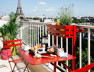 Chaises et tables Bistro couleur Coquelicot très pratiques pour aménager le balcon - Fermob Nouveautés de ce printemps 2015, les chaises et tables Bistro font peau neuve ! Jadis très appréciées par les limonadiers pour leur facilité de rangement et leur côté maniable, la table et les chaises Bistro reviennent en force sur les balcons et se parent de couleurs vives pleines de pep’s comme cet élégant et moderne coloris Coquelicot qui réveille l’extérieur et convient parfaitement à la saison estivale. Pliables en un claquement de doigt, les meubles de la Collection Bistro se rangent aisément sans grignoter de place grâce à leur allure ultra-fine. Une idée d’aménagement pratique et esthétique, idéale pour prendre son petit-déjeuner au soleil même en ville ! Fermob – Table et chaises Collection Bistro – disponible en 24 coloris – Prix chaise (unité): 57,20 euros.