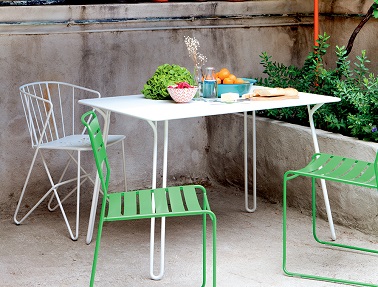 Un design épuré et moderne pour ce mobilier délicat nommé Surprising - Fermob Elégance, modernité et praticité, un cocktail d’atouts qui résume parfaitement la table Surprising. Au style épuré grâce à son piétement design, cette table urbaine porte bien son nom puisque malgré son apparence étroite elle peut accueillir de 4 à 6 convives ! Une capacité d’accueil surprenante pour un encombrement minimal qui convient merveilleusement aux courettes citadines. Associée à des chaises de la Collection Flower vertes ou des chaises de la famille Suprising et vous vous assurez un aménagement fonctionnel et de bon goût à coup sûr ! Fermob – Table Surprising (120 x 80 cm) - Prix : 499 euros.