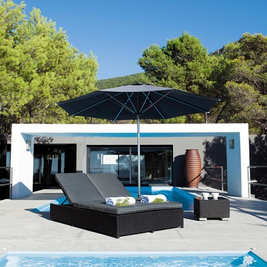 Un bain de soleil noir et gris style vacances luxueuses au bord de mer - Maisons du monde Ce transat fait souffler un vent de vacances sur toute la terrasse ! Son esthétique moderne en noir et gris fait impression à l’extérieur et se combine à merveille avec l’ensemble de mobilier de jardin de la même gamme pour créer un salon de jardin dans l’ère du temps. Le dossier de ce transat s’incline sur deux positions et deux niveaux pour pouvoir en profiter en duo. Installé sur la terrasse au bord de la piscine ce bain de soleil sera idéal pour vous permettre de vous prélasser et décompresser sous le soleil exactement ! Maison Du Monde – ANTIBES Bain de soleil double noir - Dimensions (cm) : H 30 x L 207 x PR 130 – Prix : 569,90 euros.