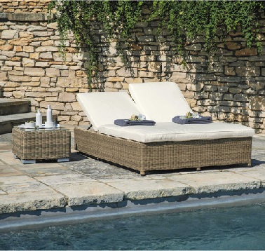 Un bain de soleil double au style esthétique nature pour se fondre dans le décor - Maisons du Monde Se fondant dans le décor, ce bain de soleil double joue la carte du naturel et de la sobriété. En résine tressée claire et doté d’un matelas beige, ce transat amène de la douceur et fait la promesse d’un confort sans faille. Associé à une petite table d’appoint, ce bain de soleil constitue le point de départ d’un salon d’extérieur où l’on rêverait de se détendre. Inclinable cette chaise longue est également pratique puisqu’en plus de résister aux U.V, ses matelas sont déhoussables pour permettre un entretien facile indispensable pour garder son mobilier de jardin impeccable. Maisons du Monde - SAINT-RAPHAËLBain de soleil double - Dimensions (cm) : H 96 x L 207 x PR 130 – Prix : 569,90 euros