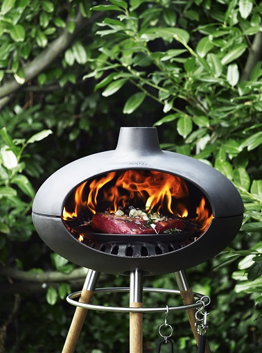 Un barbecue four à bois moderne avec sa forme ovale en fonte émaillée, une bonne idée pour aménager son jardin cet été ! Forno By Morso / Barbecue and Co