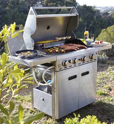 Un barbecue gaz pour grande cuisine d'extérieur Tel un piano de cuisine d'extérieur, ce grand barbecue à gaz dispose d’une grande surface de cuisson. Ses 4 brûleurs en font un vrai appareil de pro