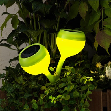 Illuminer discrètement votre extérieur avec cette borne lumineuse originale et économique. Dotée de petits panneaux solaires à l'extrémité de chacune de ses deux têtes et de led, elle engrange la lumière du soleil diffusée dans la journée pour la restituer une fois la nuit tombée. Une aubaine pour faire des économies d’énergie et respecter l’environnement. Mais là n’est pas le seul atout de cette lumière d’extérieur à l’allure extra-terrestre puisque cette dernière se plante également facilement en terre plus ou moins profondément grâce à sa tige à l’extrémité pointue. En pot sur la terrasse ou dans le jardin cette borne trouvera alors toujours la place qui lui convient pour illuminer et embellir votre extérieur une fois la nuit venue ! Ikea – SOLVINDEN - Borne à énergie solaire à LED, coquelicot vert – prix : 9,99 €.
