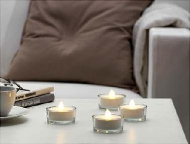 Des bougies fictives pour illuminer et décorer l'extérieur de manière raffinée sans aucun risque. Parce qu'il n'y a rien de plus chaleureux et convivial que de jolies petites bougies chauffe-plat, ces luminaires d’extérieur les imitent à la perfection. Diffusant une lumière douce comme la flamme d’une vraie bougie, ces luminaires permettent d’apporter une ambiance conviviale autour de la table à manger de l’extérieur. Sans dispenser de chaleur ou de fumée, ces lumières d’extérieur décorativent proposent une alternative sûre aux bougies réelles pour les familles avec enfant et préservent d’éventuels incendies surtout dans le jardin. Ikea – STÖPEN - Bougie chauffe-plat à LED, à pile blanc - Prix : 7,99 € / 4 pièces