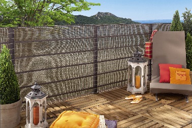 brise-vue sans attache pour amenager une terrasse en hauteur Brise-vue en polyéthylène pour abriter la terrasse sans l’occulter. de couleur chocolat il convient à une terrasse en lames de bois. Modèle Havana chez Leroy Merlin