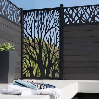 Un brise-vue moderne pour créer un coin intime et design sur la terrasse. Lames anthracite grand panneau décor Ohara 189 €, petit panneau 94,90 € Castorama